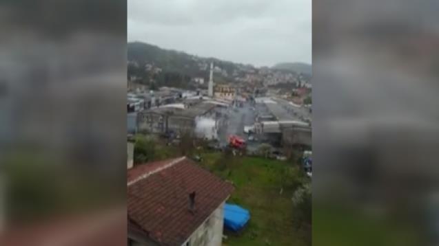 Trafo patladı, araba alev aldı…
