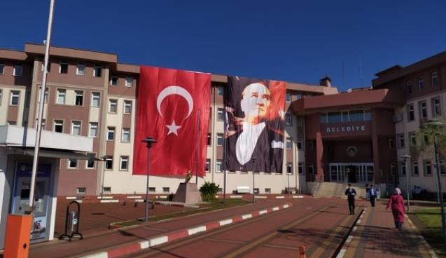 Şehir bayraklarla donatıldı