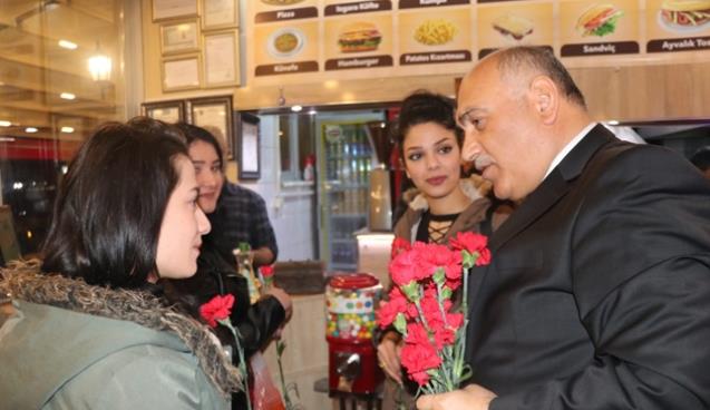 Şahin 5 bin çiçek dağıttı…