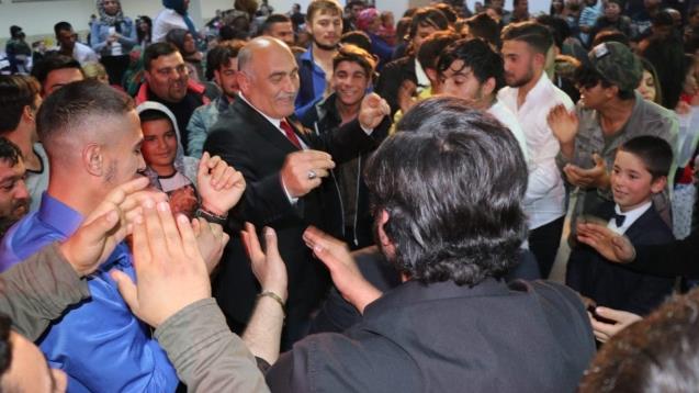 Oynadı, sohbet etti…
