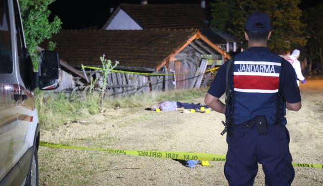 Kendisine baltayla saldıran baba ve oğlunu tüfekle öldürdü 