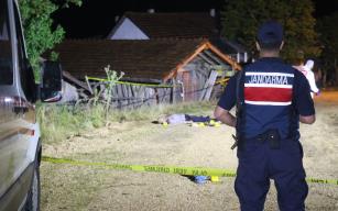 Kendisine baltayla saldıran baba ve oğlunu tüfekle öldürdü 