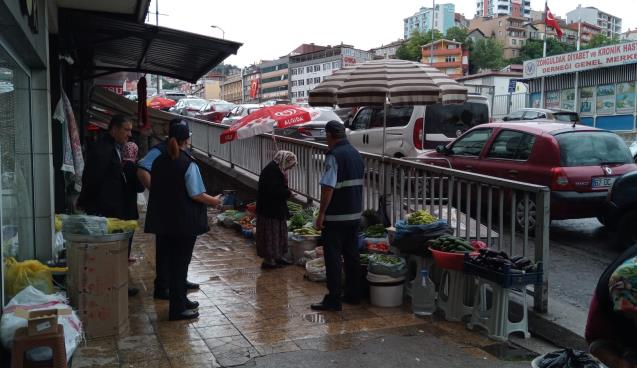Kaldırım işgaline sabah baskını