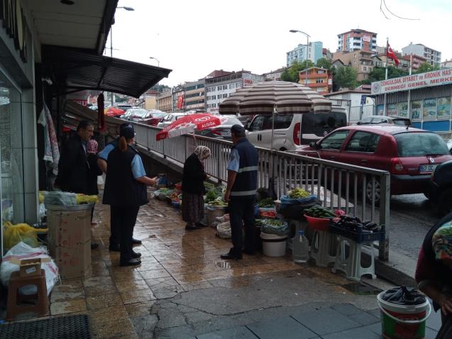 Kaldırım işgaline sabah baskını