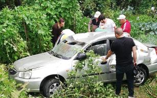 Otomobil takla attı, şarampole yuvarlandı…