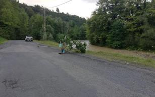 Yolda açılan çukura ilginç önlem 