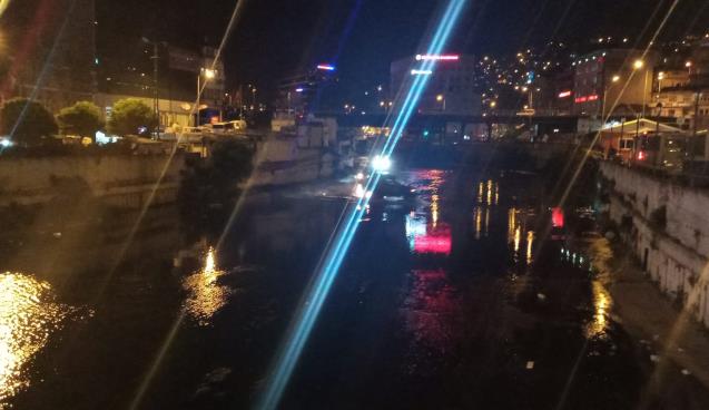 Şehir merkezindeki derede off-road yaptılar