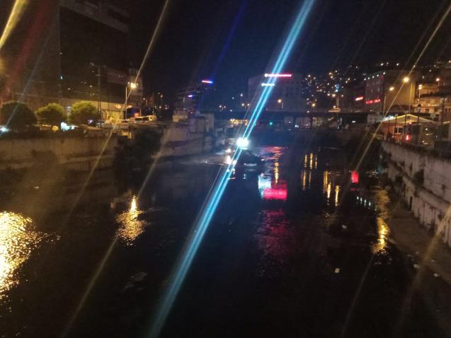 Şehir merkezindeki derede off-road yaptılar