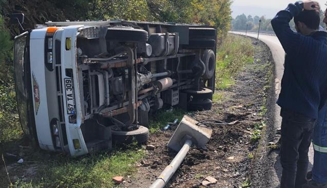 Elektrik direğine çarptı, yan yattı