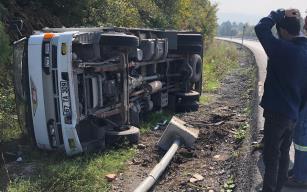 Elektrik direğine çarptı, yan yattı