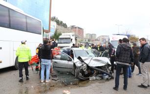 Karşı şeride geçen otomobil hafif ticari araçla çarpıştı