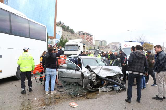 Karşı şeride geçen otomobil hafif ticari araçla çarpıştı