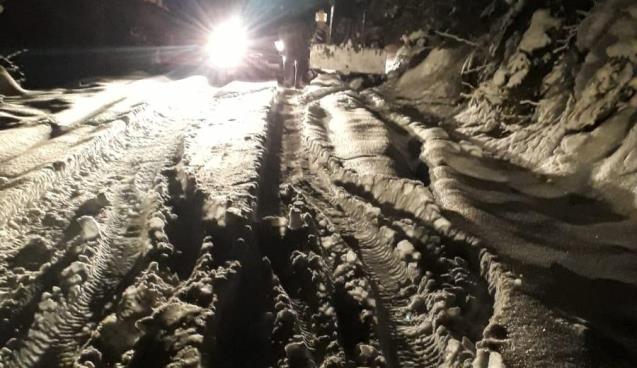 Karda mahsur kalan 8 kişi kurtarıldı