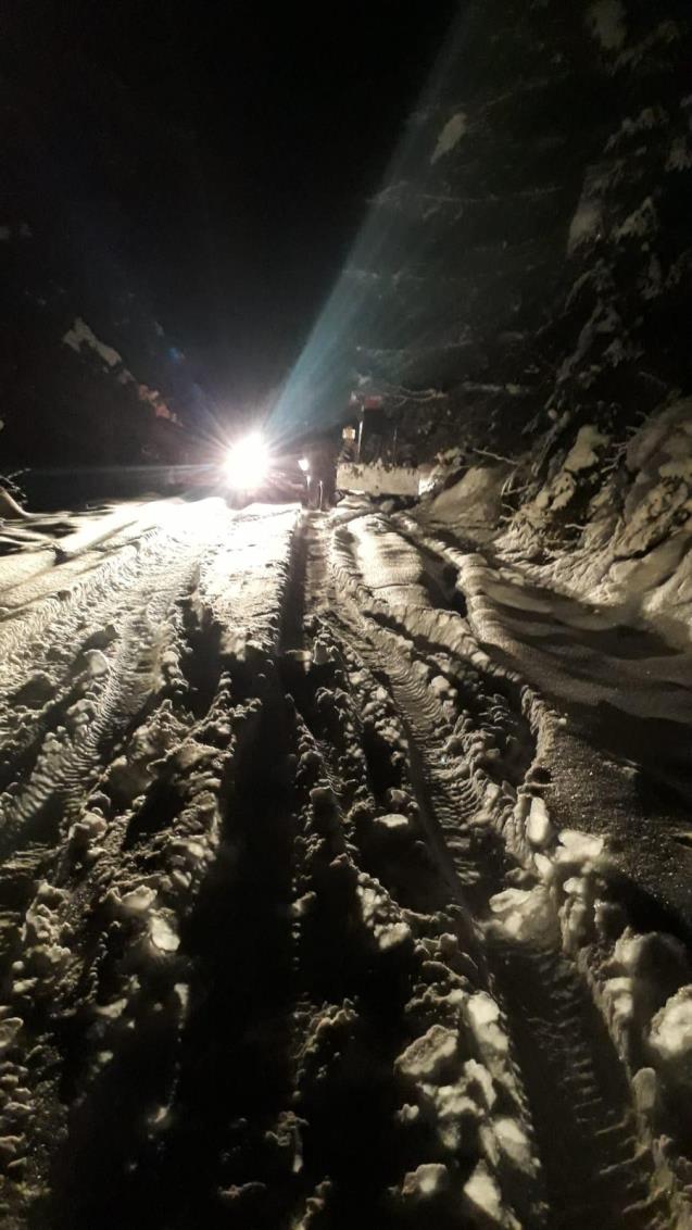 Karda mahsur kalan 8 kişi kurtarıldı