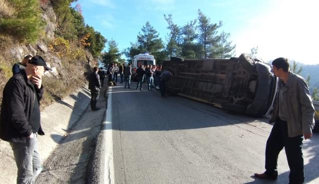 İşçi servisi devrildi; 4 yaralı