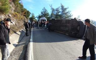 İşçi servisi devrildi; 4 yaralı