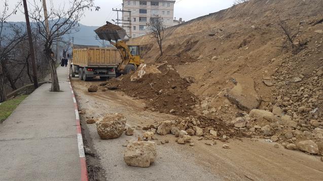 Heyelan tehlikesinin bulunduğu yolda çalışmalar sürüyor