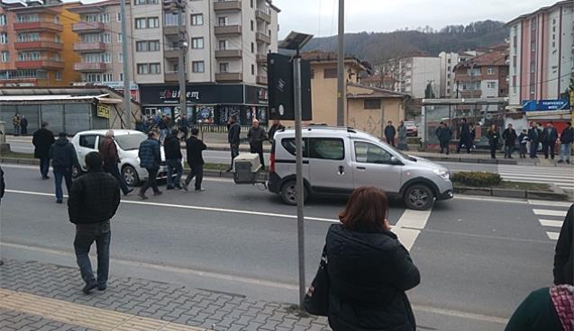 Yaya geçidinde çarpıştılar… Yaralılar var…