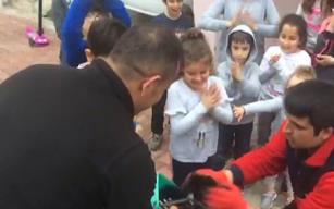 Çocukların alkışı itfaiye erlerine…