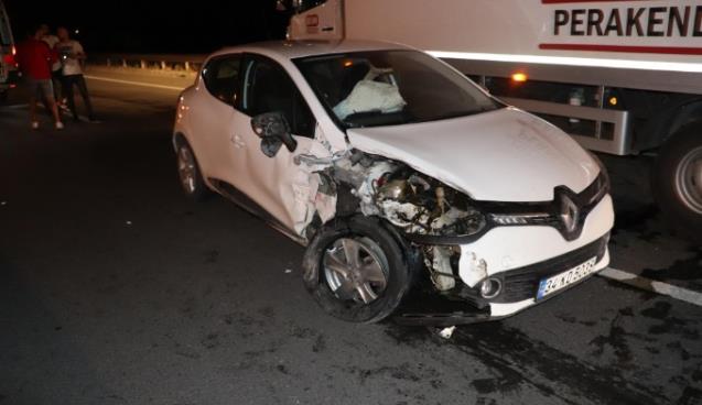 2 otomobile çarparak durabildi… Yaralılar var…