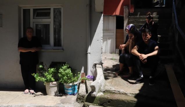 Kapı önünde çaresiz bekleyiş…