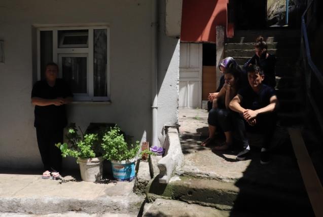 Kapı önünde çaresiz bekleyiş…