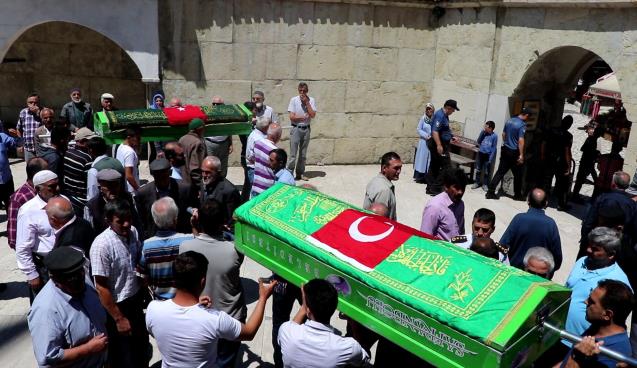 Baba oğul, baltayla saldırdıkları kişi tarafından öldürüldü