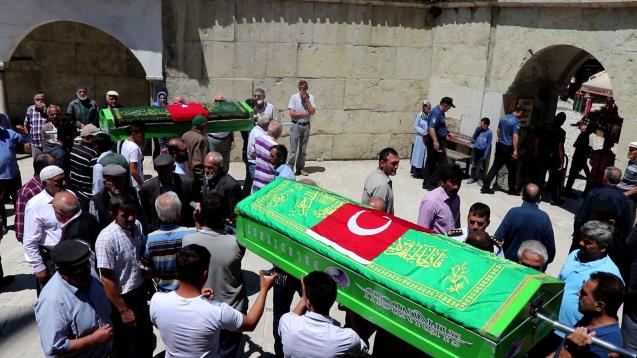 Baba oğul, baltayla saldırdıkları kişi tarafından öldürüldü