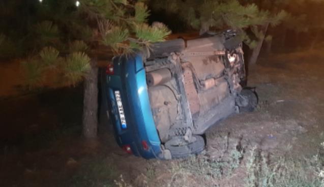 Yoldan çıkan otomobil takla atarak ağaçlara takıldı