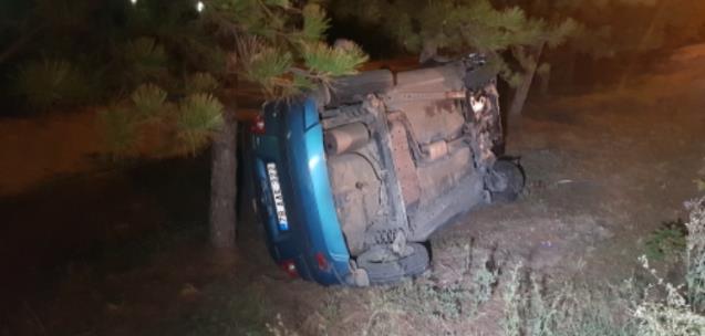 Yoldan çıkan otomobil takla atarak ağaçlara takıldı
