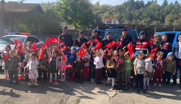 Minik öğrencilerden askerlere moral ziyareti