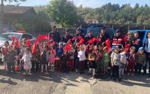 Minik öğrencilerden askerlere moral ziyareti