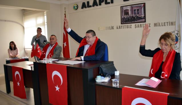 Başkan meclis üyelerinden Mehmetçiğe asker selamı