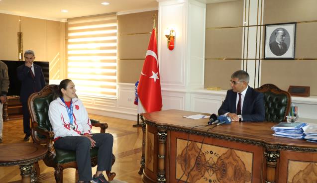 Çocuklardan milli boksör Elif Güneri'ye tebrik sarılması