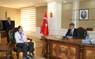 Çocuklardan milli boksör Elif Güneri'ye tebrik sarılması