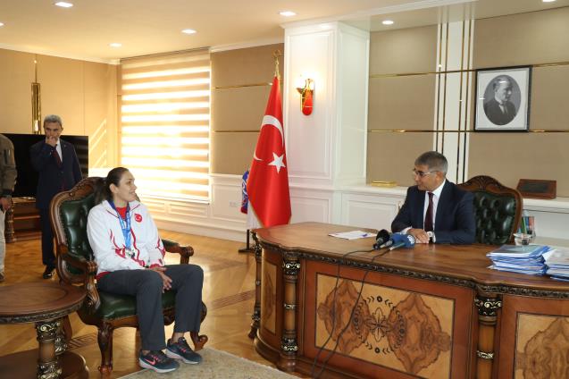 Çocuklardan milli boksör Elif Güneri'ye tebrik sarılması