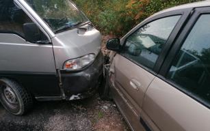 Minibüs ile otomobil çarpıştı : 1 yaralı