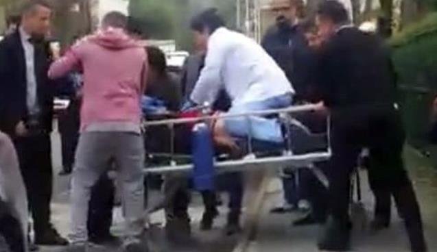 Kalp krizi geçiren şahsa doktordan sedye üstünde kalp masajı