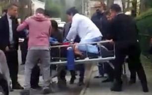 Kalp krizi geçiren şahsa doktordan sedye üstünde kalp masajı