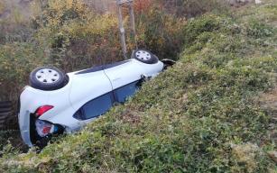 Tarlaya uçan otomobil devrildi: 3 yaralı