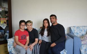 İki çocuk annesi kadın beynindeki tümörlerle savaşıyor