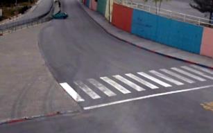 Viraja hızlı giren otomobil su kanalına böyle uçtu