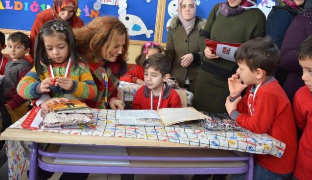 Neriman Posbıyık öğrencilere karne dağıttı