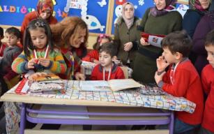 Neriman Posbıyık öğrencilere karne dağıttı