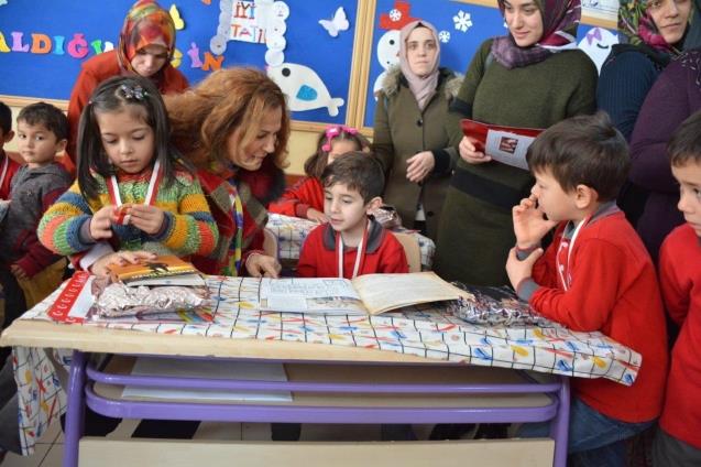 Neriman Posbıyık öğrencilere karne dağıttı
