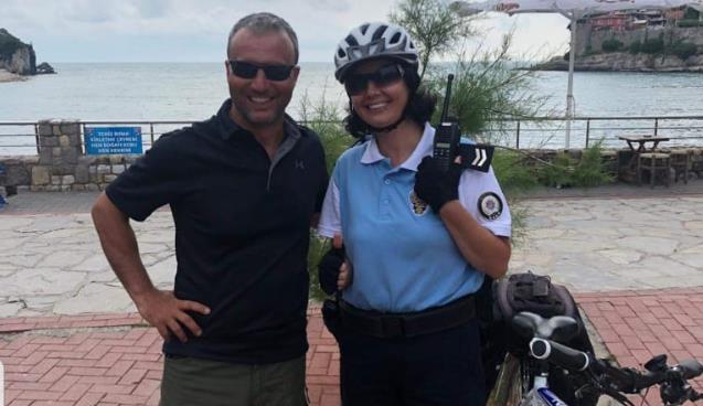 Bisikletlerle kalabalığa karışıyorlar