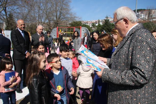 ‘Posbıyık Başkan Karadeniz Ereğli’yi çocuklara anlatıyor’