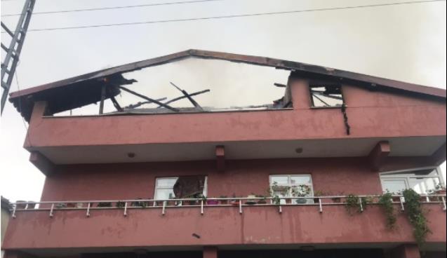 Yıldırım düştü, çatı yandı…