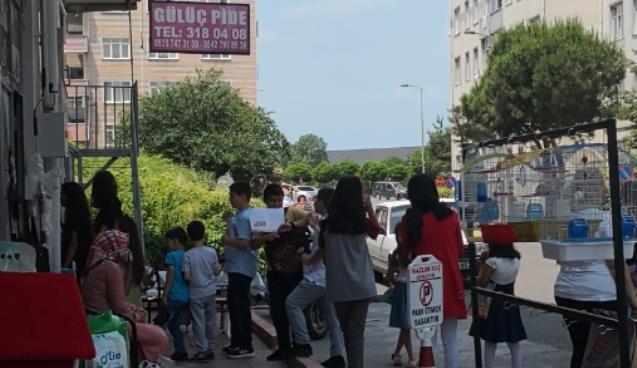 Karneyi getir. Lahmacun ve ayranı götür.