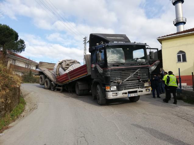 Yasak yolda, aşırı yükten ikiye bölündü.